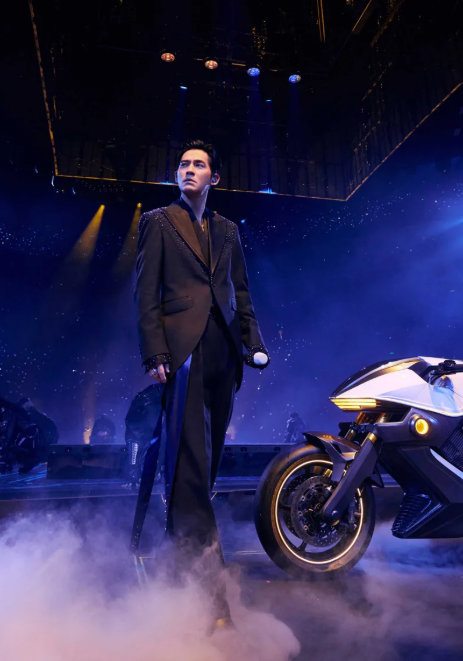 周渝民以劇中劇的方式演出。（圖／相信音樂提供）